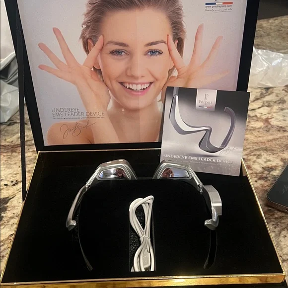 Predire Paris Black Face Mask - Picture 3 of 3